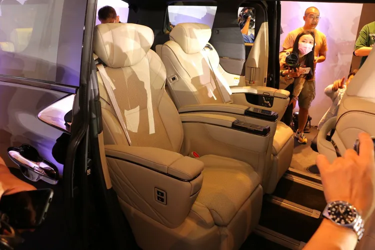 第二排座椅採用電動超長座椅滑軌設計及VIP級的Ottoman腳靠。林浩昇攝