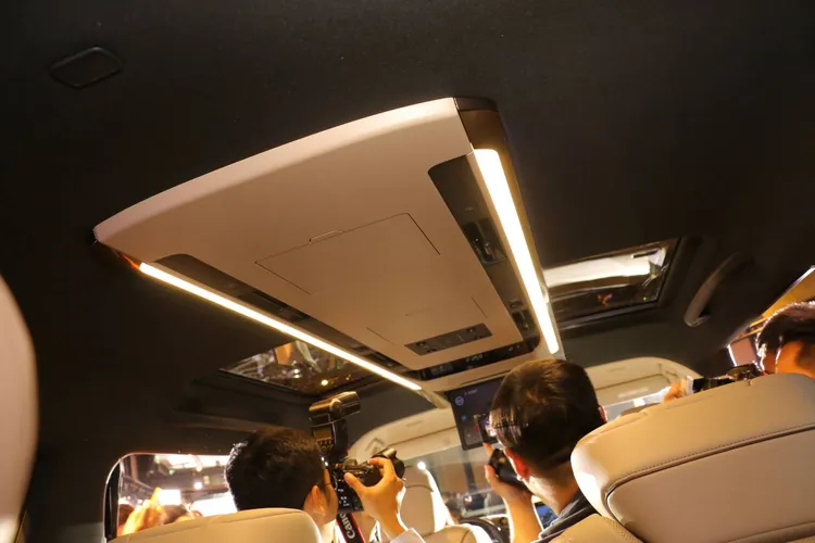 全新Alphard這次也升級導入左右獨立式全景天窗。林浩昇攝