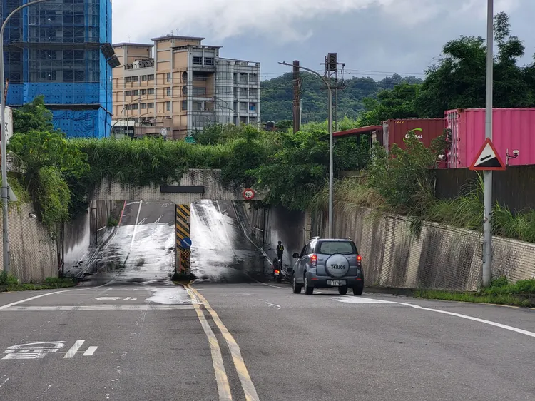 目前地下道已經恢復通行。翻攝照片