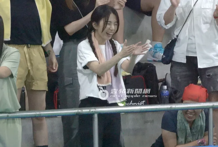 Hebe（中）看著場上賽事，忍不住拍手大笑，心情十分愉快。特勤中心攝