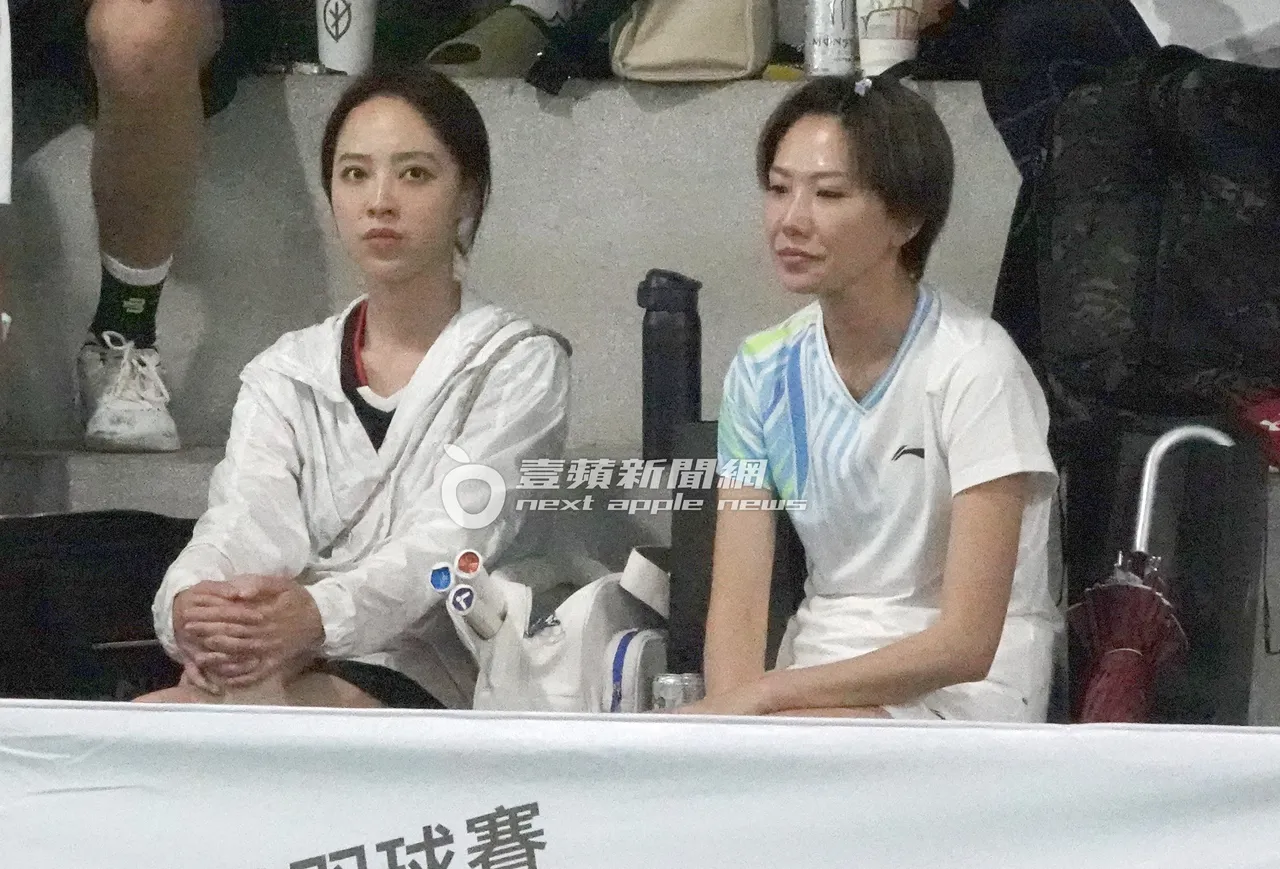 勇兔(左)與大牙也坐在休息區幫朋友加油。特勤中心攝