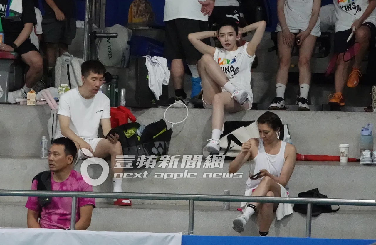 張兆志(左上)、許允樂(右上)夫婦、艾力克斯(左下)及李詠嫻夫妻坐在休息區觀看比賽。特勤中心攝
