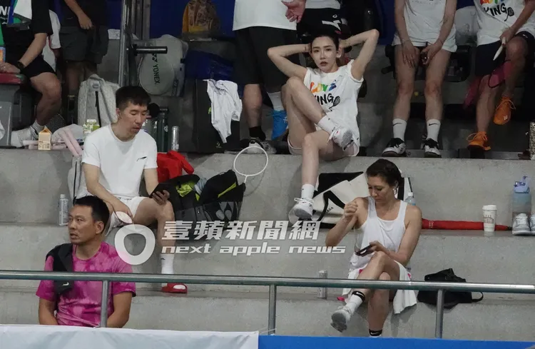 張兆志（左上）、許允樂（右上）夫婦、艾力克斯（左下）及李詠嫻夫妻坐在休息區觀看比賽。特勤中心攝