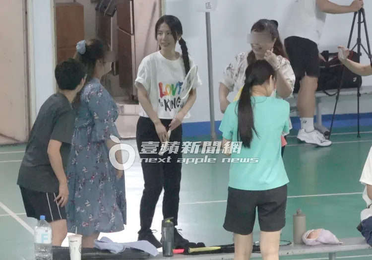 走到場邊，Hebe（中）被熱情的粉絲上前要求合照。特勤中心攝