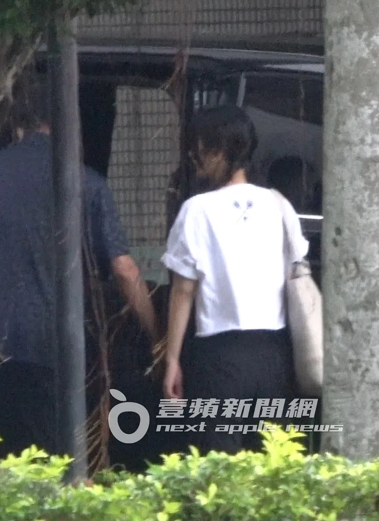 Hebe及友人們一同坐上保母車離開會場。特勤中心攝