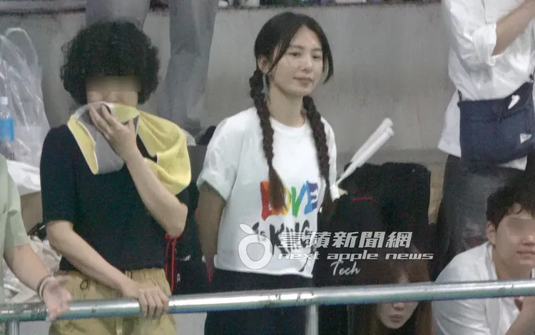 Hebe（右）將手放在後面，相當輕鬆愉快的看著樓下的賽事。特勤中心攝