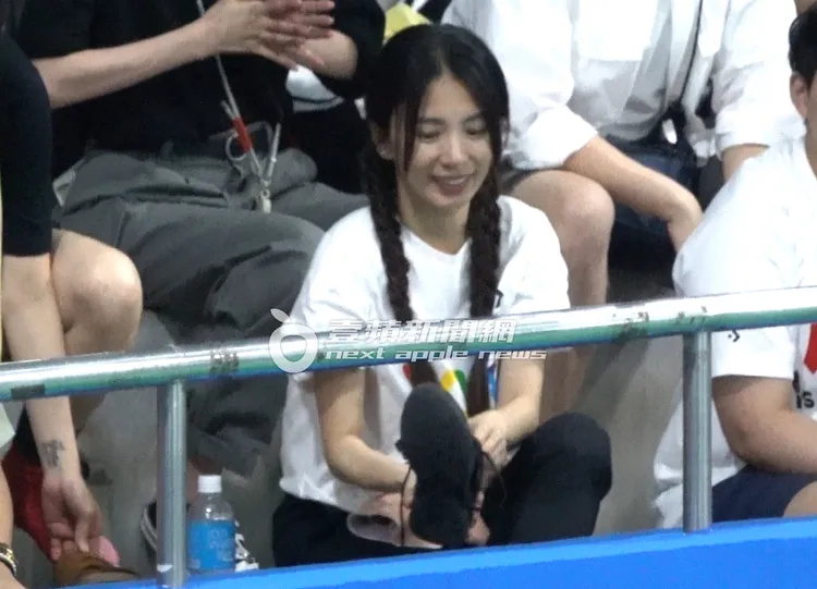 Hebe坐下休息時，脫下左腳鞋子重新綁鞋帶。特勤中心攝