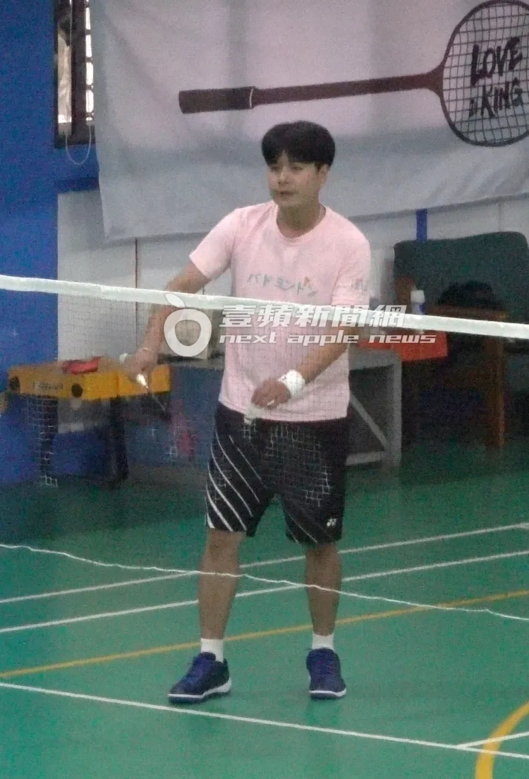 李易上場比賽，準備以反手發球姿勢看上去相當熟練。特勤中心攝