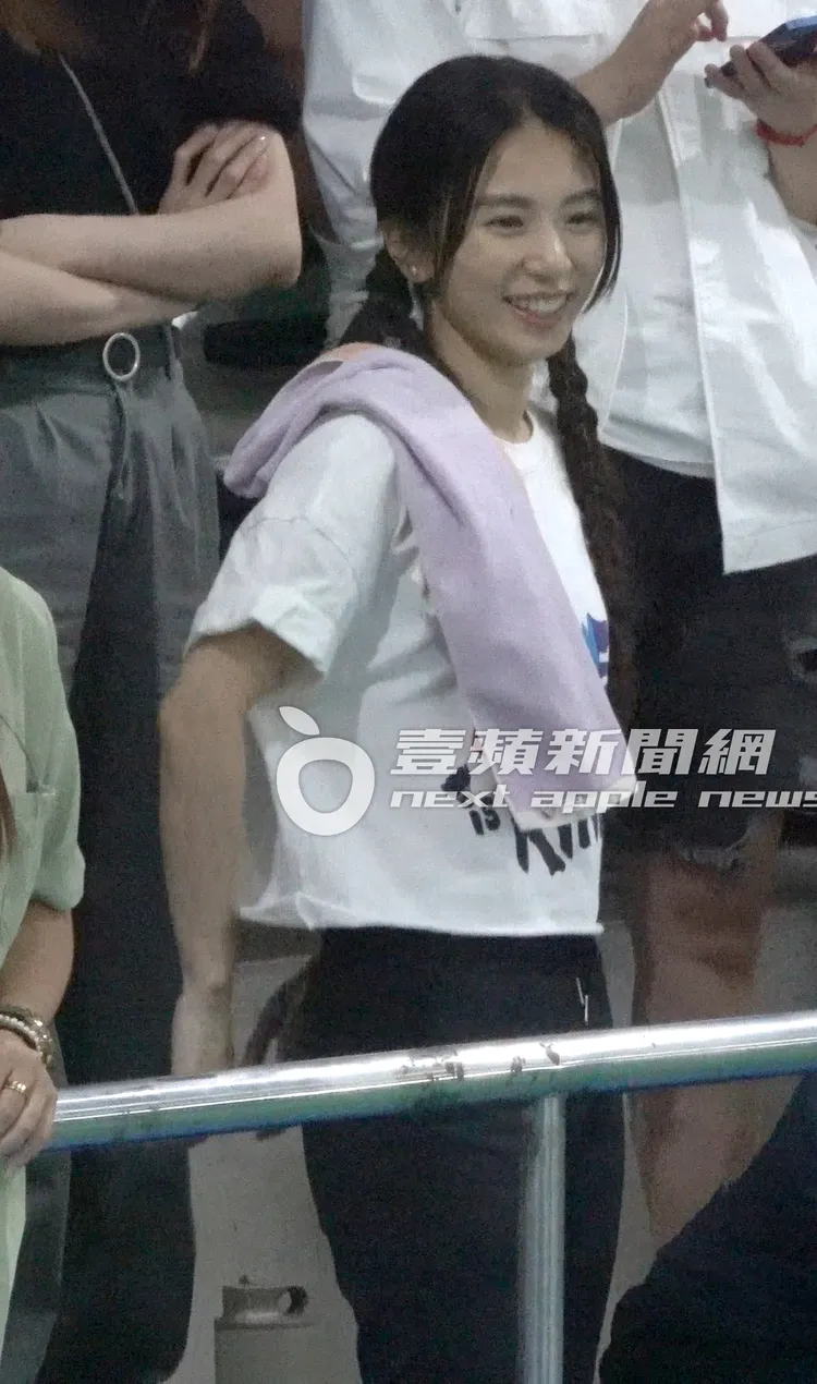 Hebe站在休息區第一排，看著場上賽事笑得十分開心。特勤中心攝