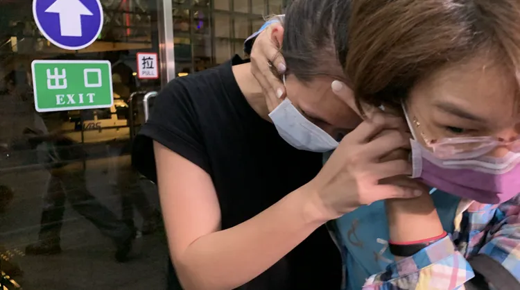 幼保員何女(左)昨以3萬元交保。資料照片
