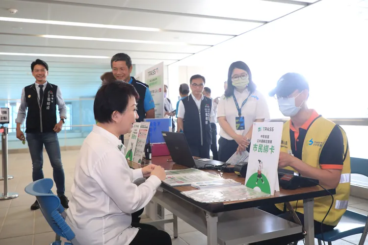 台中市長盧秀燕也購買199優惠月票。市府提供