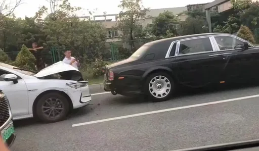 天罰影片！他惡意逼車去追撞勞斯萊斯　網譏：快賣房吧