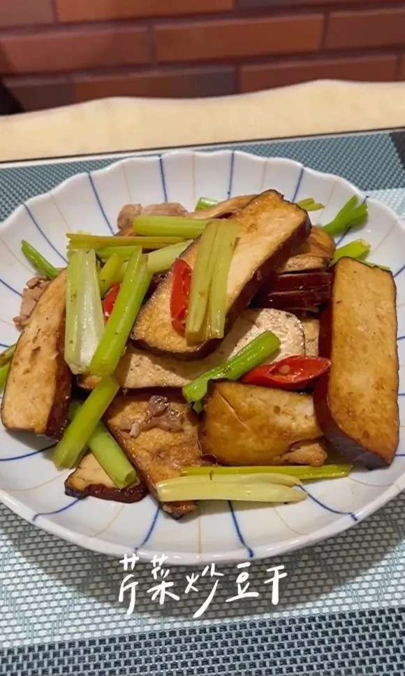 芹菜肉絲炒豆干材料：芹菜切段、肉絲、豆乾切片、辣椒、醬油。IG @food_ootd 提供