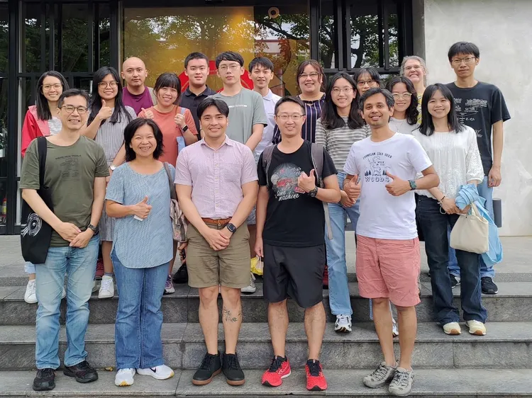 中研院院細胞與個體生物學研究所陳振輝副研究員及物理研究所林耿慧副研究員組成的跨領域團隊。