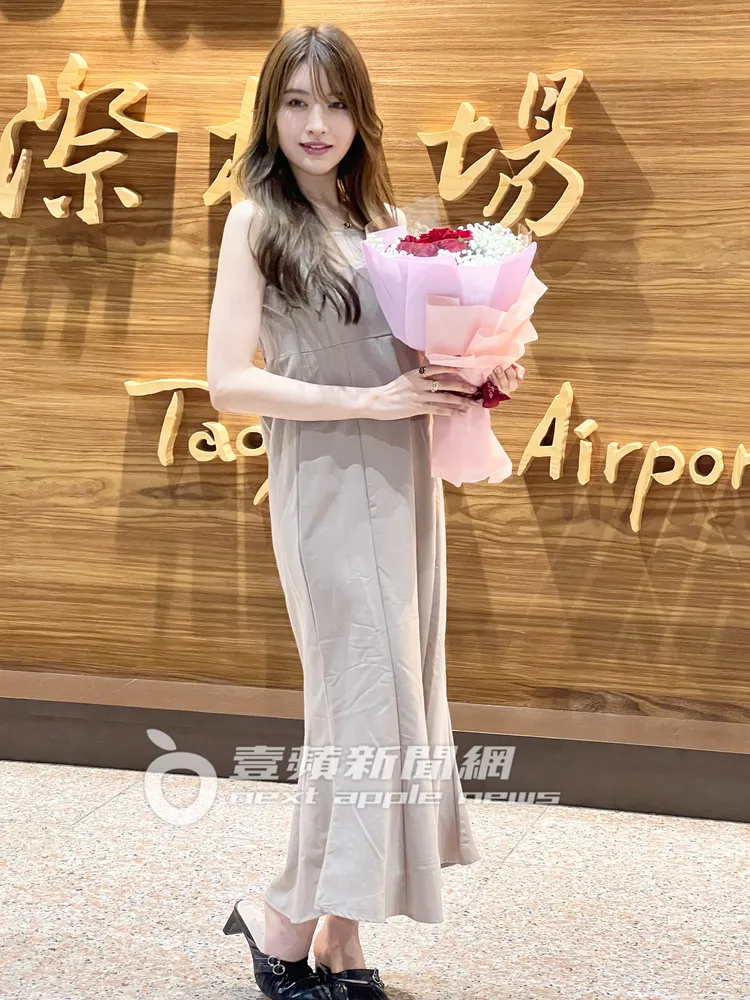 相澤南原本開心收下歡迎花束。陳薇安攝