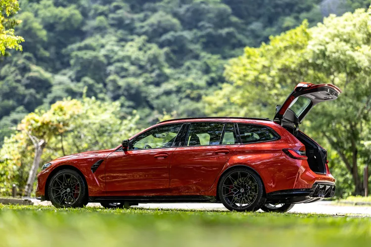 BMW M3 Competition Touring後座採用402040分離可傾倒後座椅背，行李廂最大可達1510公升，結合後廂安全分隔網與後廂底板自動配備以及BMW Touring車型獨有的獨立開啟式後檔玻璃。業者提供