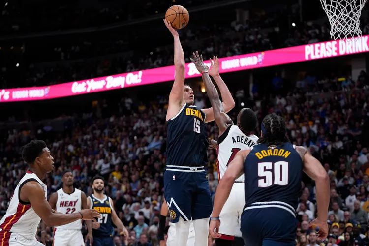 約克奇(中)。砍進41分。美聯社