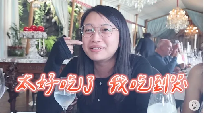 酷請兩位女員工吃全世界最豪華吃到飽餐廳，吃完後企劃阿毛還當場噴淚。翻攝《Ku's dream酷的夢-》的YoiuTube頻道