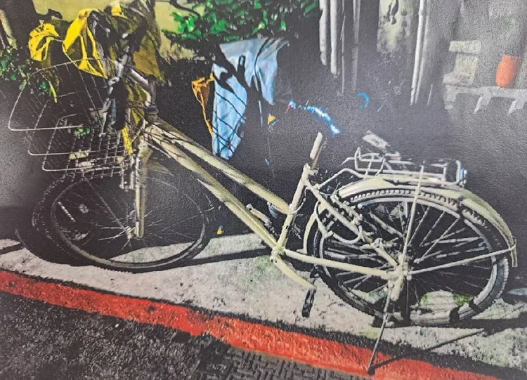 單車被噴漆成米黃色。翻攝畫面