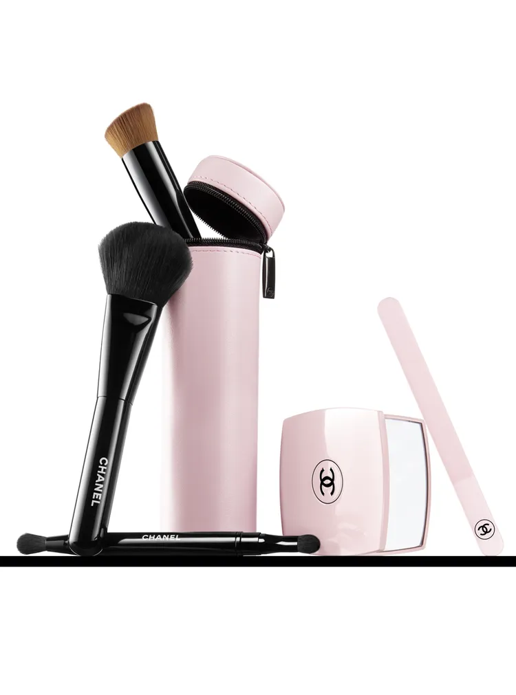 香奈兒色彩符碼專業刷具組，當中包含N°110腮紅刷、N°200伸縮式雙重眼影刷，以及N°101二合一粉底刷，6930元。品牌提供