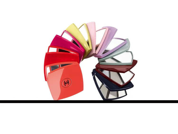 香奈兒色彩符碼兩用巧妝鏡，各1060元。品牌提供