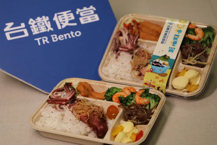 台鐵仲夏鮮灼小卷便當。台鐵提供