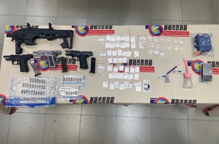 警方在譚男家中尋獲多把槍枝及毒品。翻攝照片