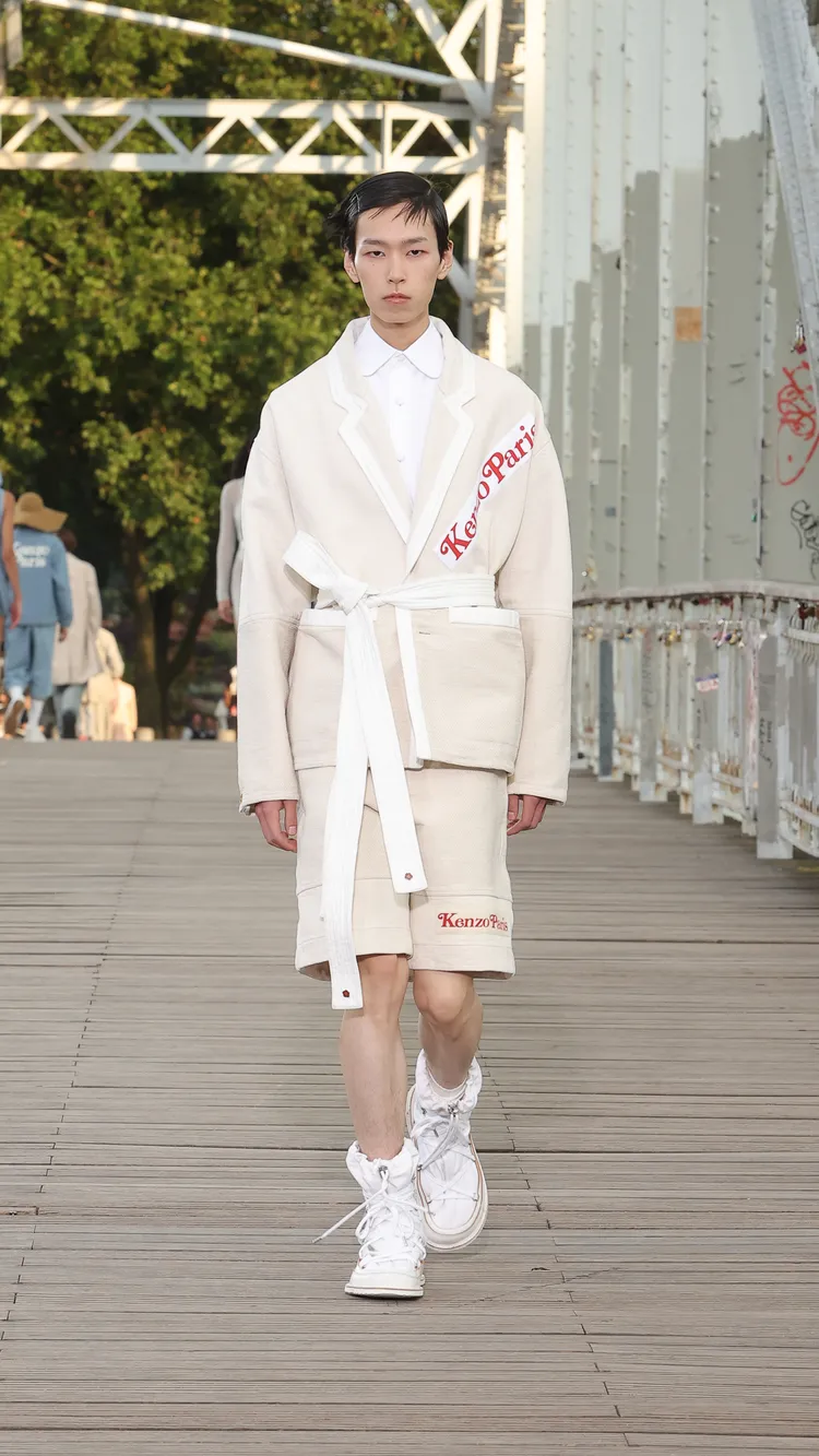 以匯聚東西文化為創意核心的KENZO，本季中亦出現自柔道服衍生出的sashiko外套等融合東方風情剪裁的設計。品牌提供