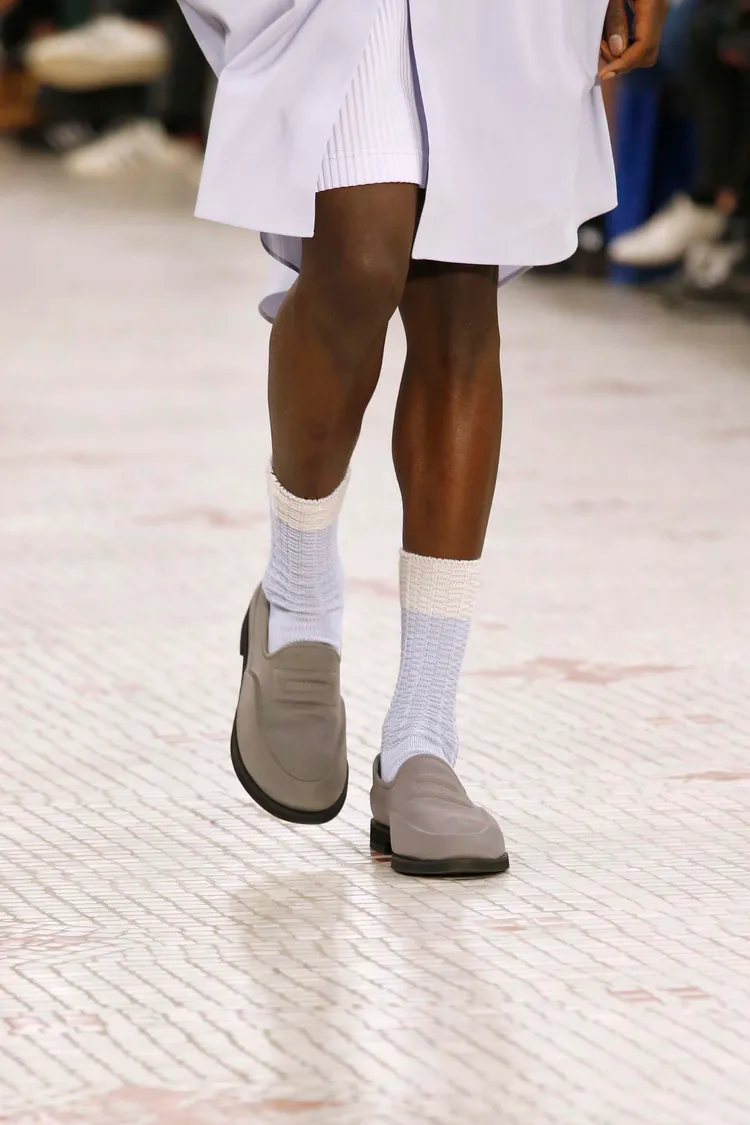 模特兒腳上看似一體成形式的樂福鞋，採用輕便好穿的彈性材質打造。品牌提供