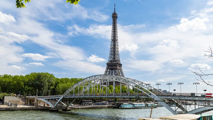 KENZO選擇鄰近巴黎地標艾菲爾鐵塔的德比利行人橋，做為2024春夏系列發表的伸展台。品牌提供