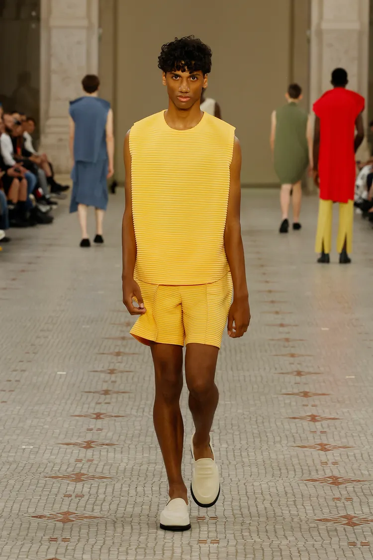 HOMME PLISSÉ ISSEY MIYAKE於本季誕生出全新的水平皺褶。品牌提供