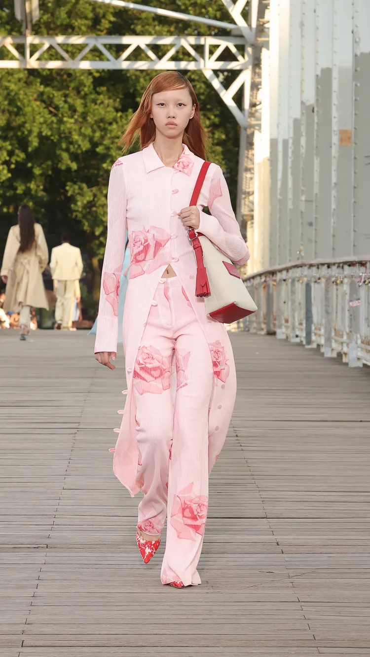 KENZO創辦人高田賢三鍾情的花卉圖騰，也在本季被幻化出不同的樣貌。品牌提供