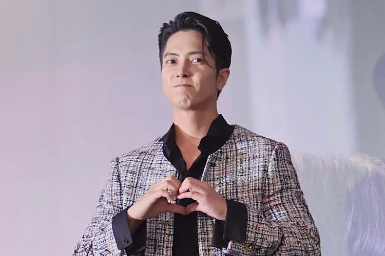 山下智久被cue可愛姿勢，靦腆伸出雙手比愛心。林林攝