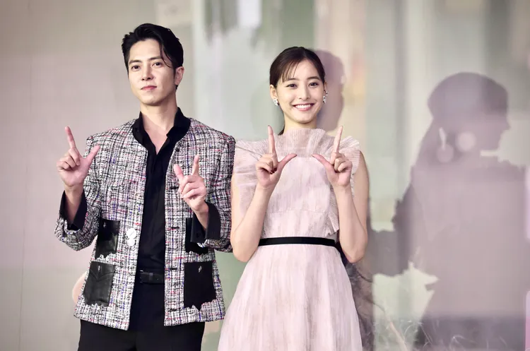 山下智久（左）、新木優子比出電影上映日期數字7。林林攝