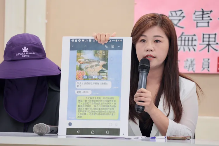 該名駐衛警除了傳長輩圖外，還會傳「愛妳」、「吻你」等字眼。彭欣偉攝