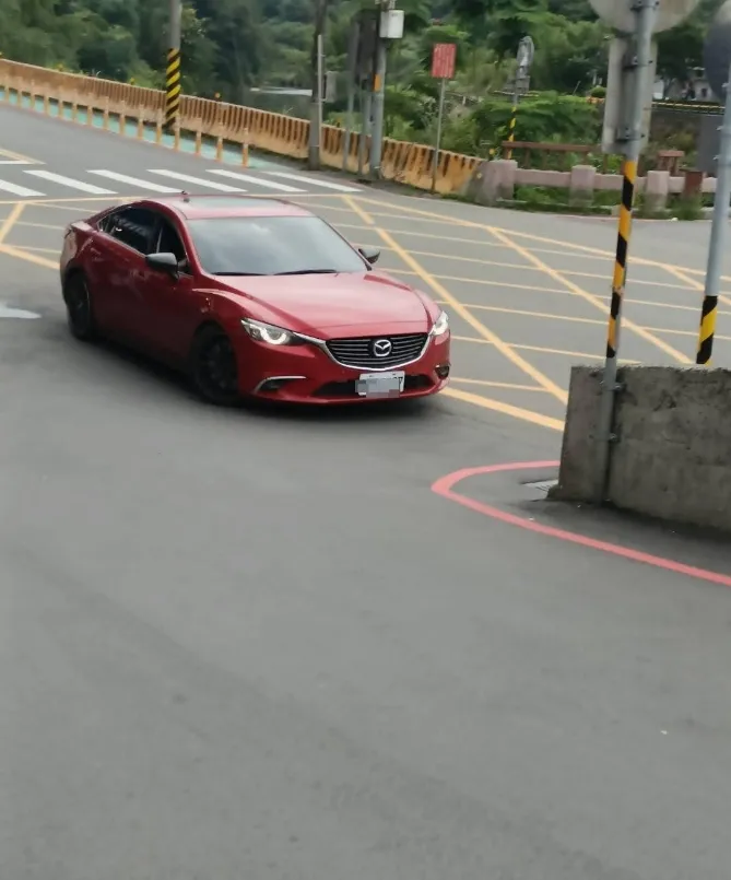 紅色馬自達駕駛今天到案。翻攝自爆料公社