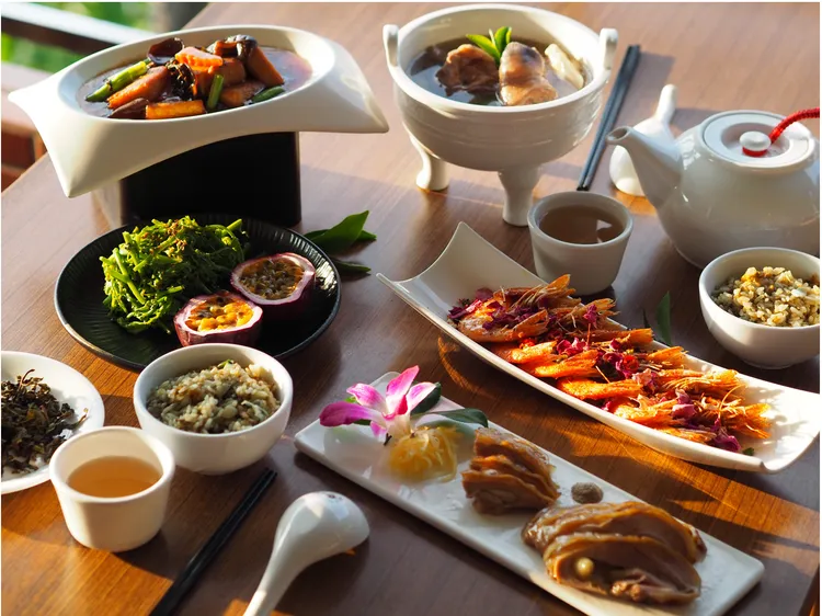 指南路三段上有多家特色茶餐廳。觀傳局提供