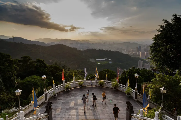 落日時分，可於純陽寶殿觀賞夕照撫過台北盆地的絕美景致。觀傳局提供