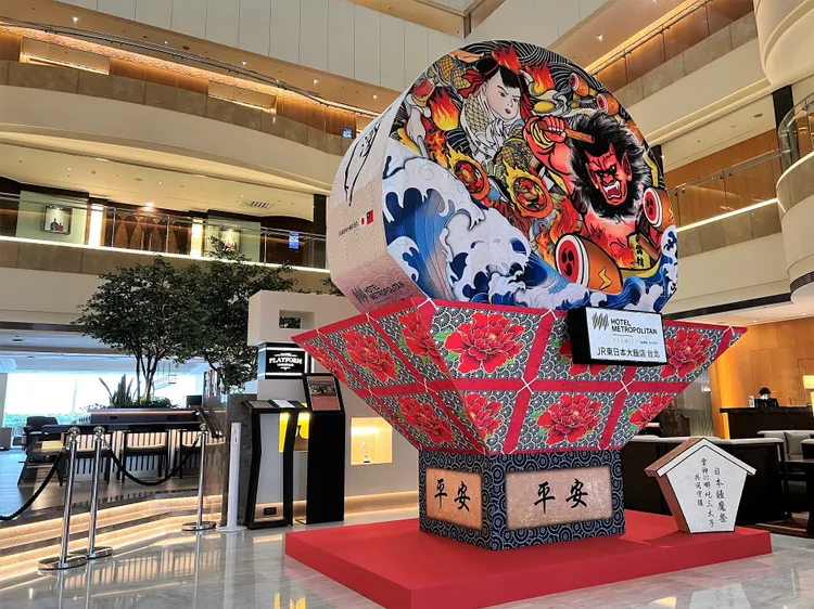 JR東日本大飯店台北為了讓旅客能夠體驗日本東北地區的魅力，7/1-9/30期間以東北三大祭典為元素進行佈置。JR東日本大飯店台北提供