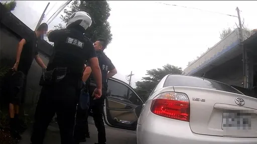 油門狂催大迴轉躲警察 桃警通報包抄逮通緝男