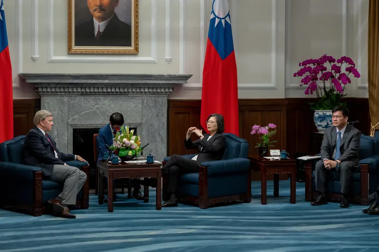 蔡英文和羅傑斯，總統府秘書長林佳龍也列席。府提供