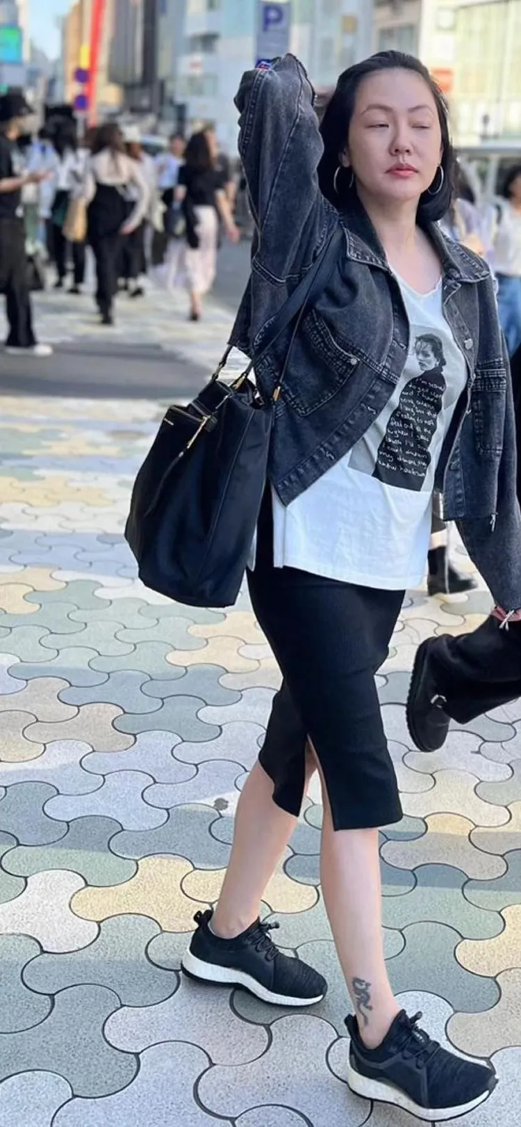 小S昨曬出東京街拍照，眼神迷離。翻攝小S臉書