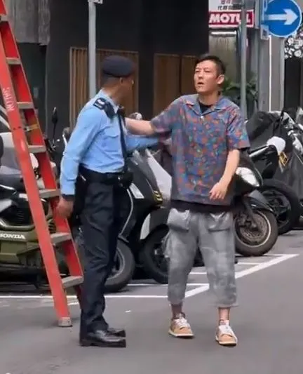 兩人友好的互相拍拍。翻攝微博