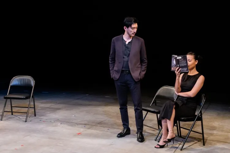 黃舒湄在課堂上和曾少宗對戲。