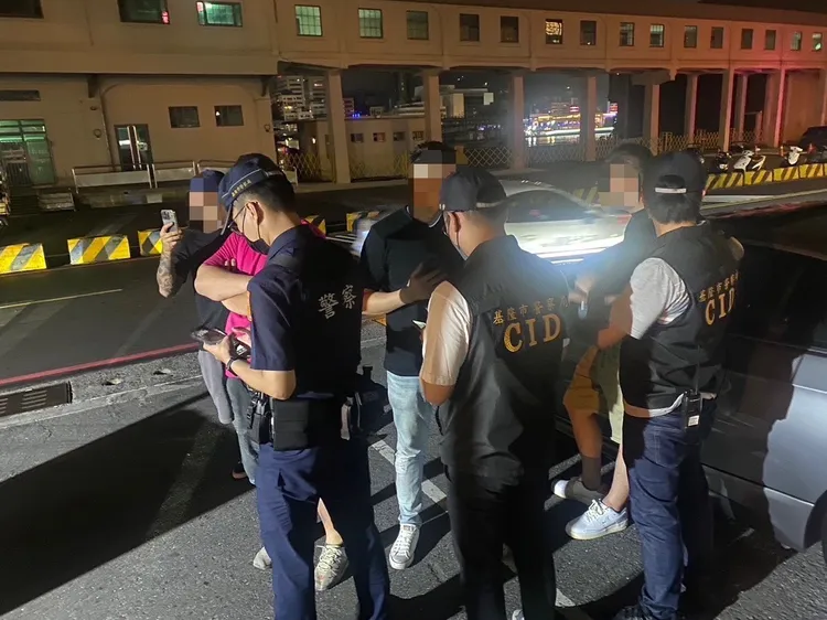 最終發起人在優勢警力控制下，緊急宣布結束活動。翻攝照片