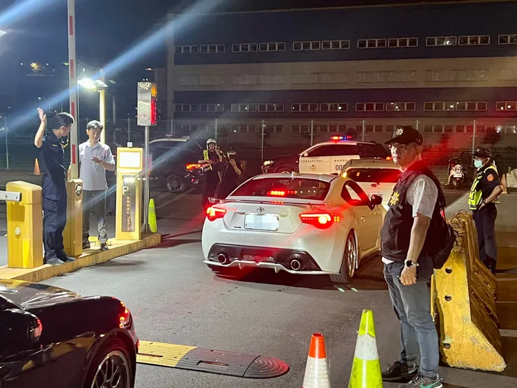 警方在停車場出入口進行攔檢。翻攝照片