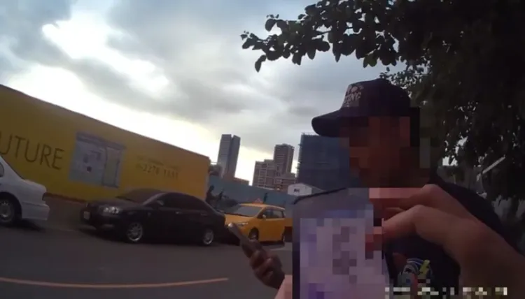 警方識破李男通緝身分。翻攝畫面