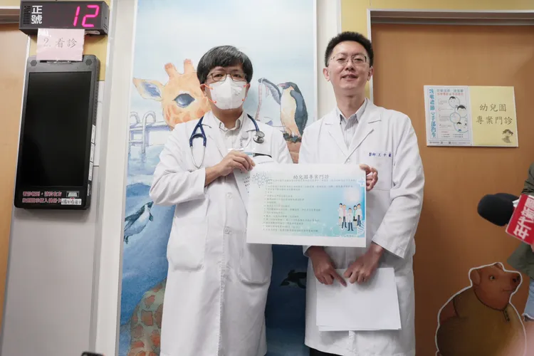 王中豪（右）表示，第1次抽血檢驗後，約1周時間可回門診看報告。彭欣偉攝