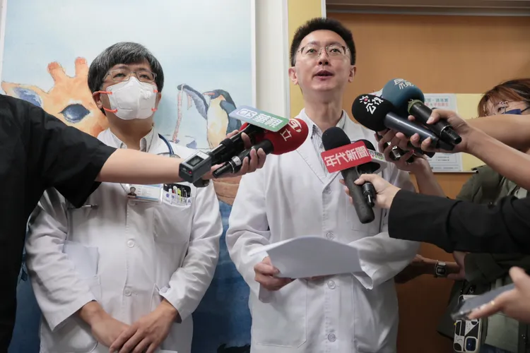 北市聯醫和平婦幼院區小兒神經科主治醫師王中豪（右）。彭欣偉攝