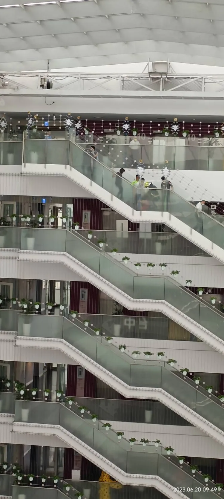 警消獲報與市府駐衛警到場勸說。翻攝畫面